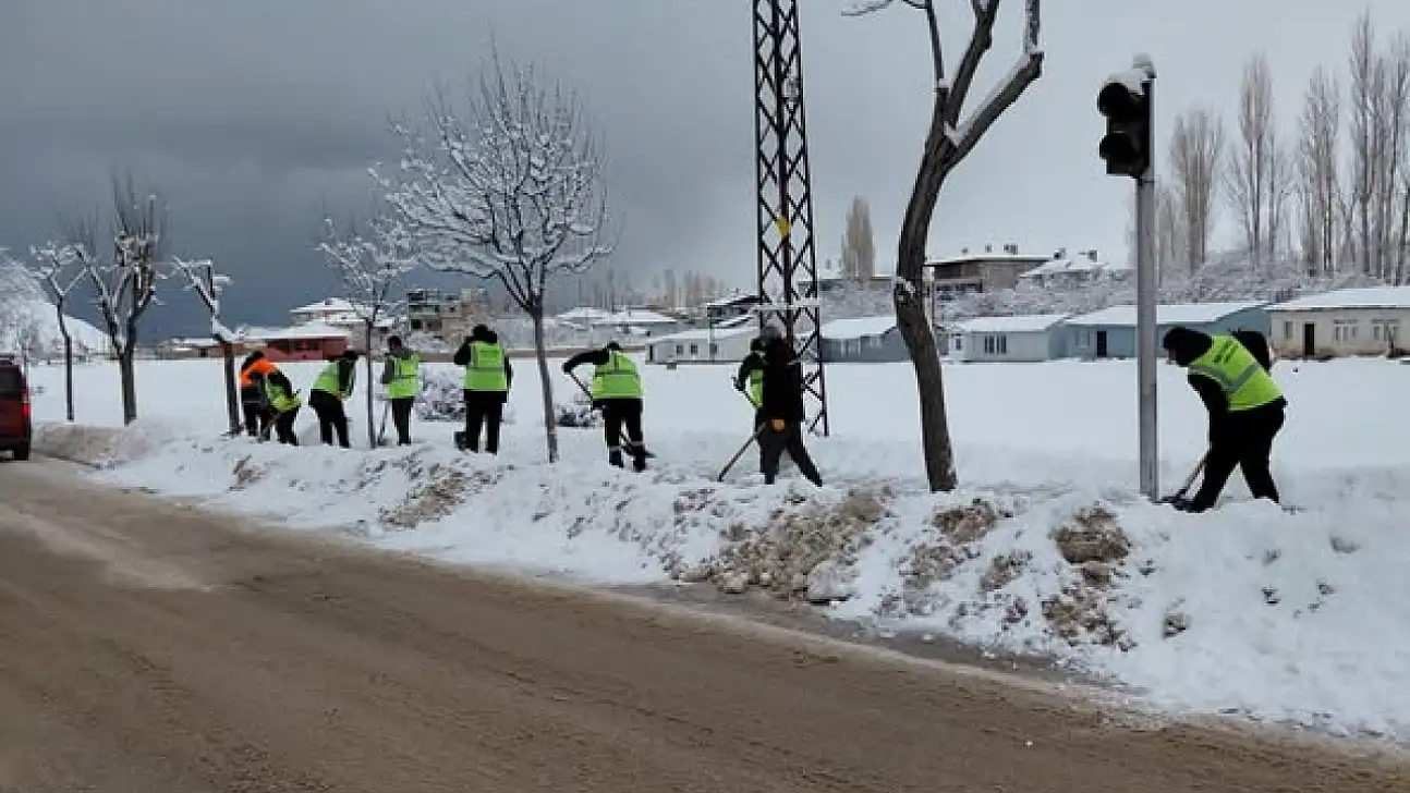 Van Büyükşehir Belediyesi'nden Kar Temizleme Çalışması