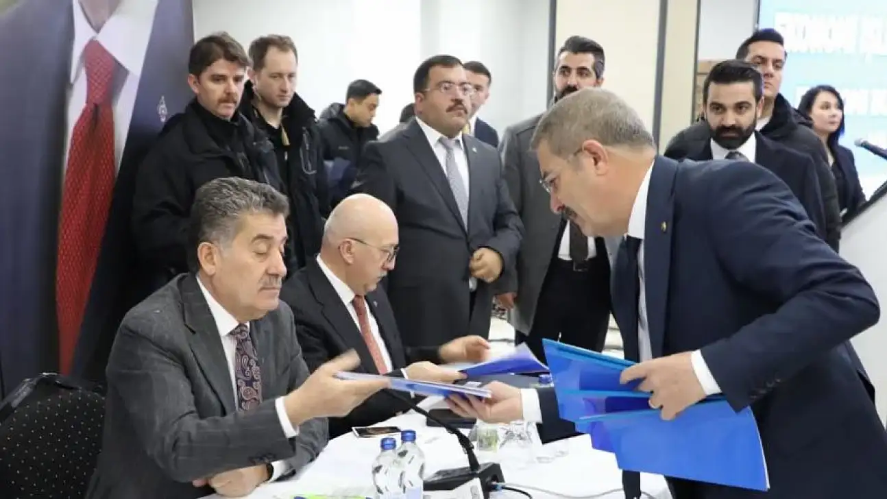 Van TSO Başkanı Necdet Takva, 'Van İli Raporları'nı Bakan Yardımcılarına Takdim Etti