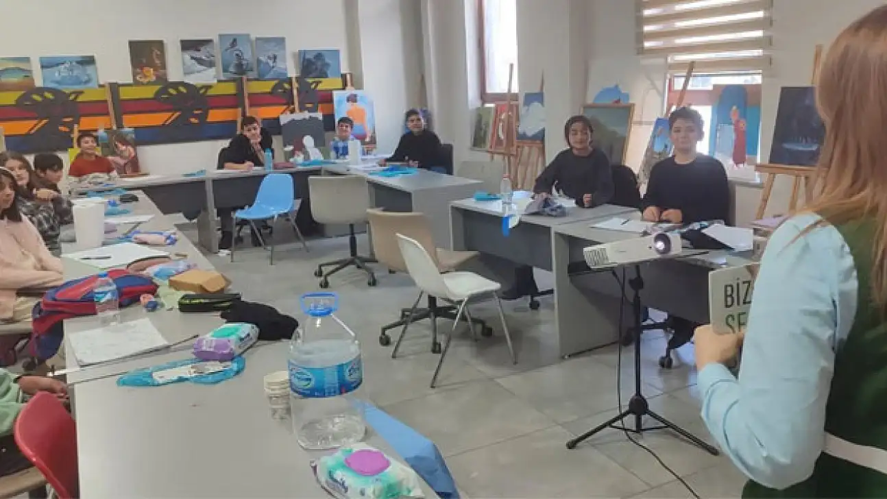 Yeşilay Kars, gençlere bağımlılıkla mücadele konusunda bilgilendirme etkinliği düzenledi