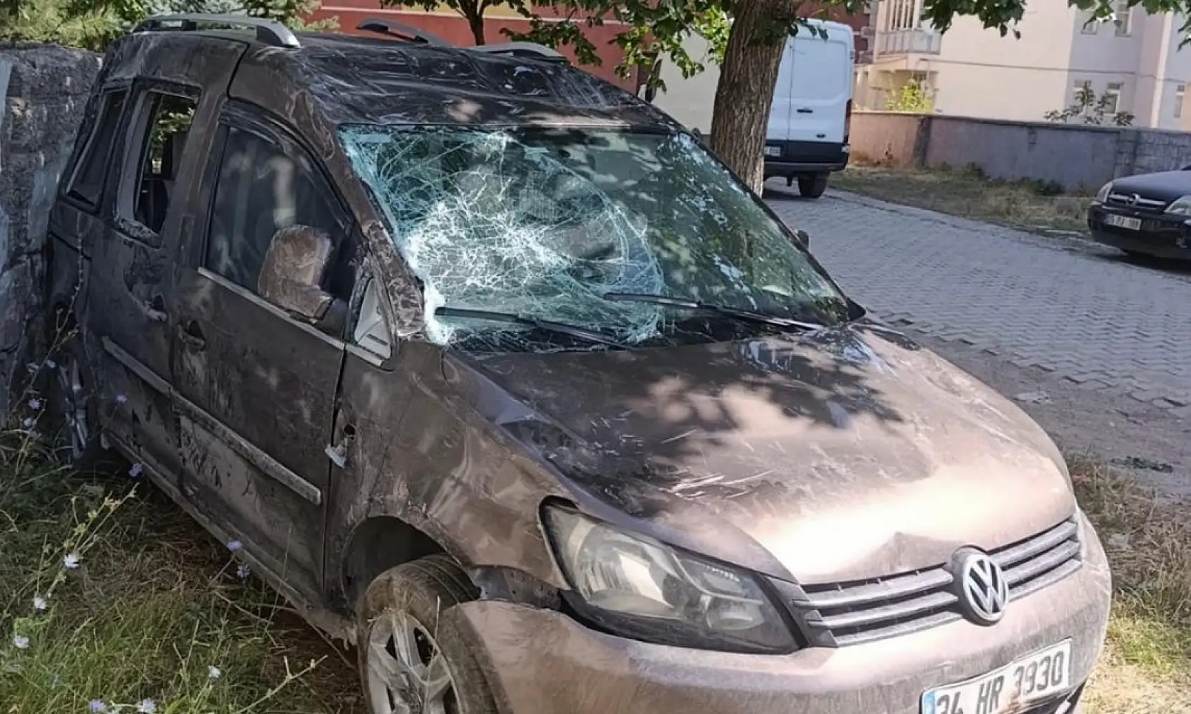 Patnos yolunda aracın altına giren lastik kazaya neden oldu: Midibüs takla attı