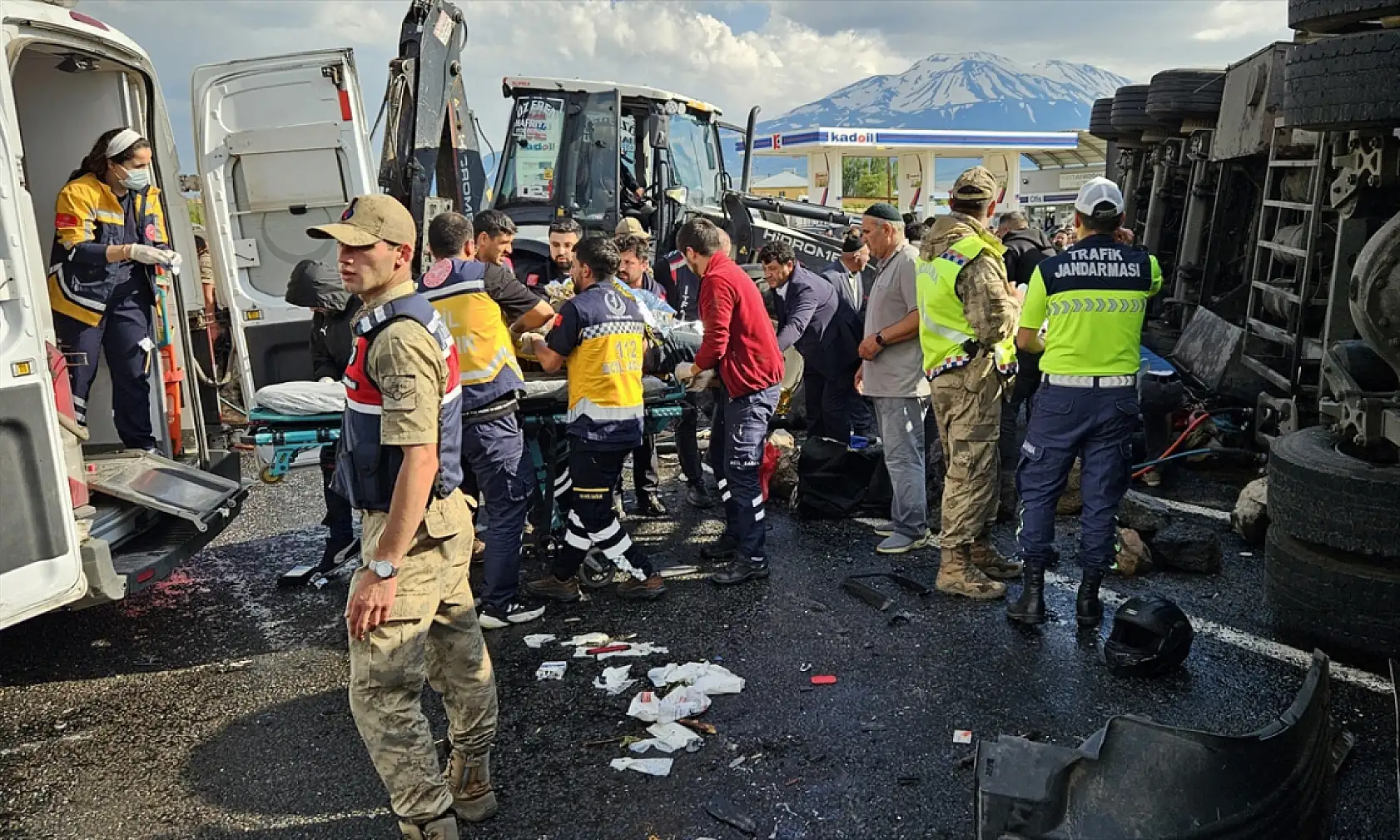 Patnos'ta can pazarı: Tır motosikletin üzerine devrildi, 1 ölü