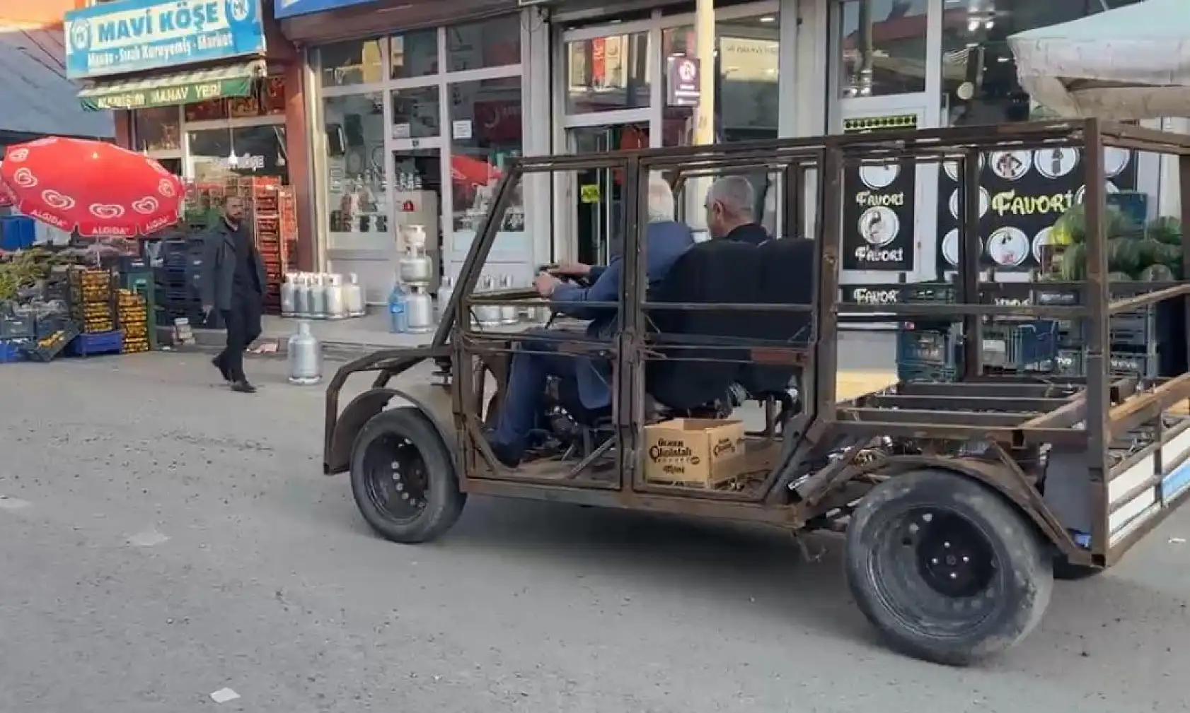 Eleşkirtli esnaf kendi imkânlarıyla araç yaptı, başkanla ilçe turu attı