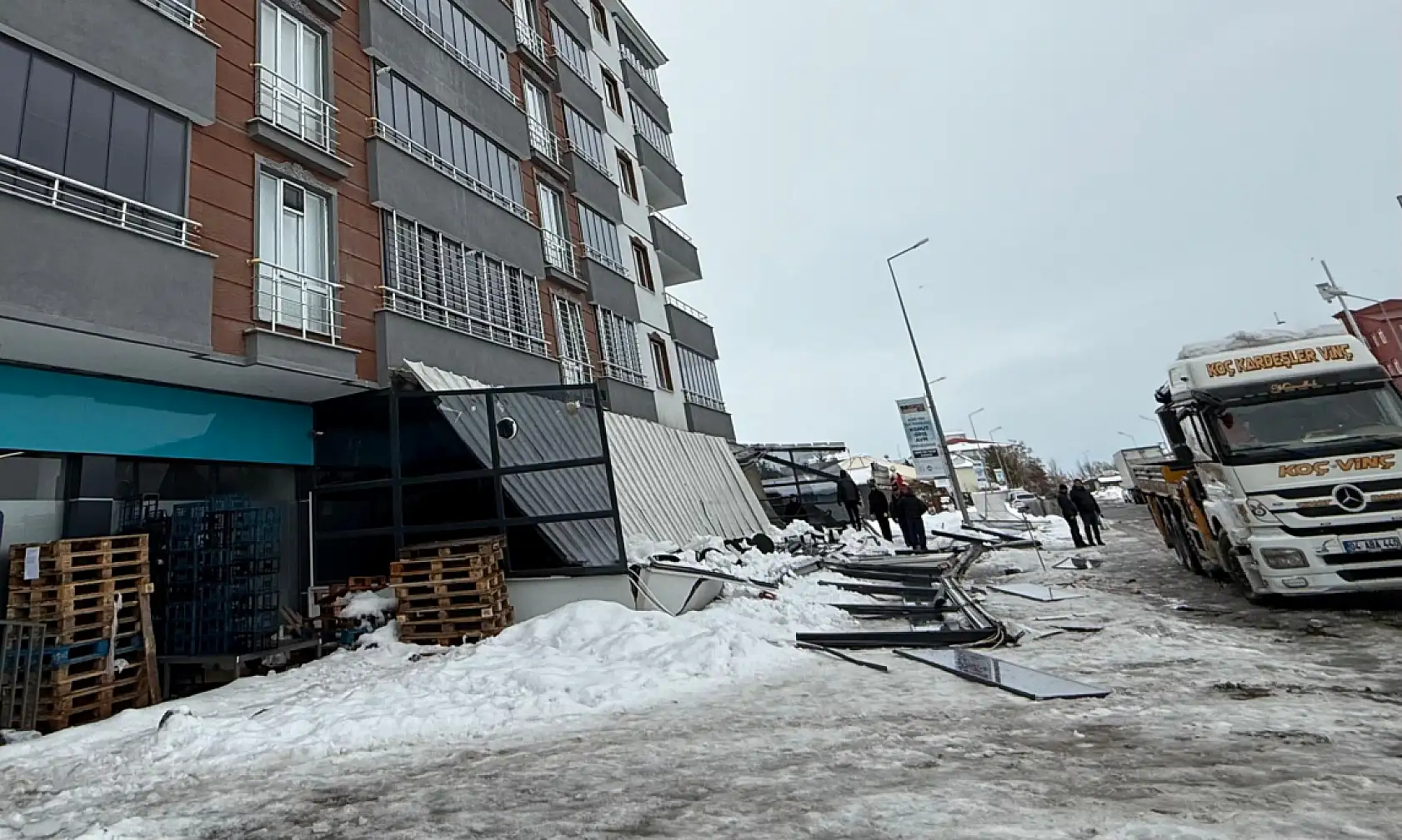 Ağrı'da çatıdan düşen kar kafeyi yerle bir etti