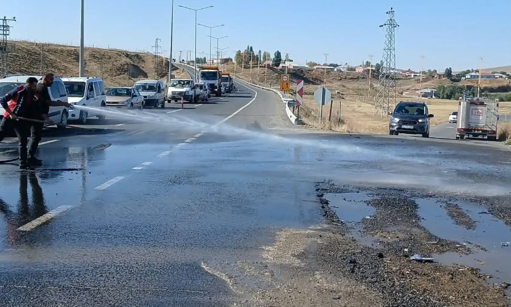 Ağrı Havalimanı kavşağında iki araç çarpıştı, otomobil alev alev yandı
