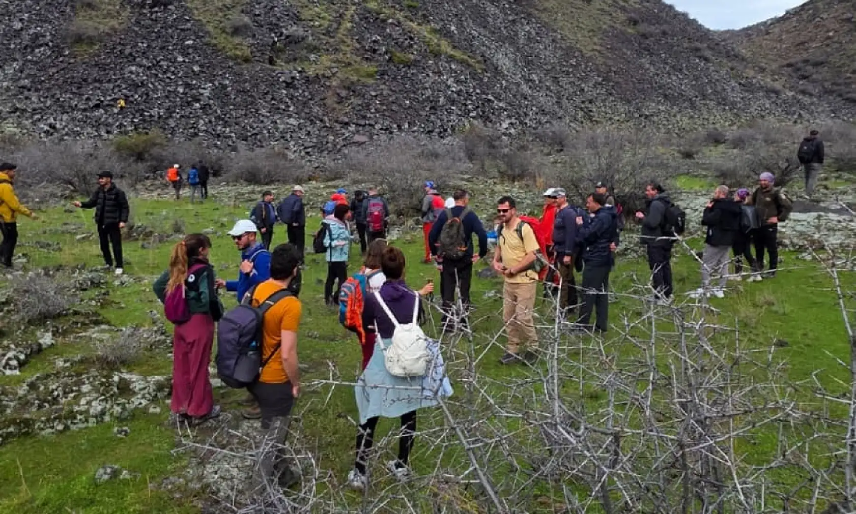 Ağrı'da doğaseverler hem gezdi hem de şifalı otlar topladılar