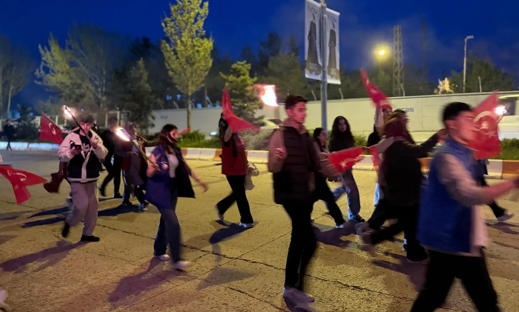 Ağrılı gençler şehri aydınlattı 19 Mayıs coşkusu sokaklara taştı