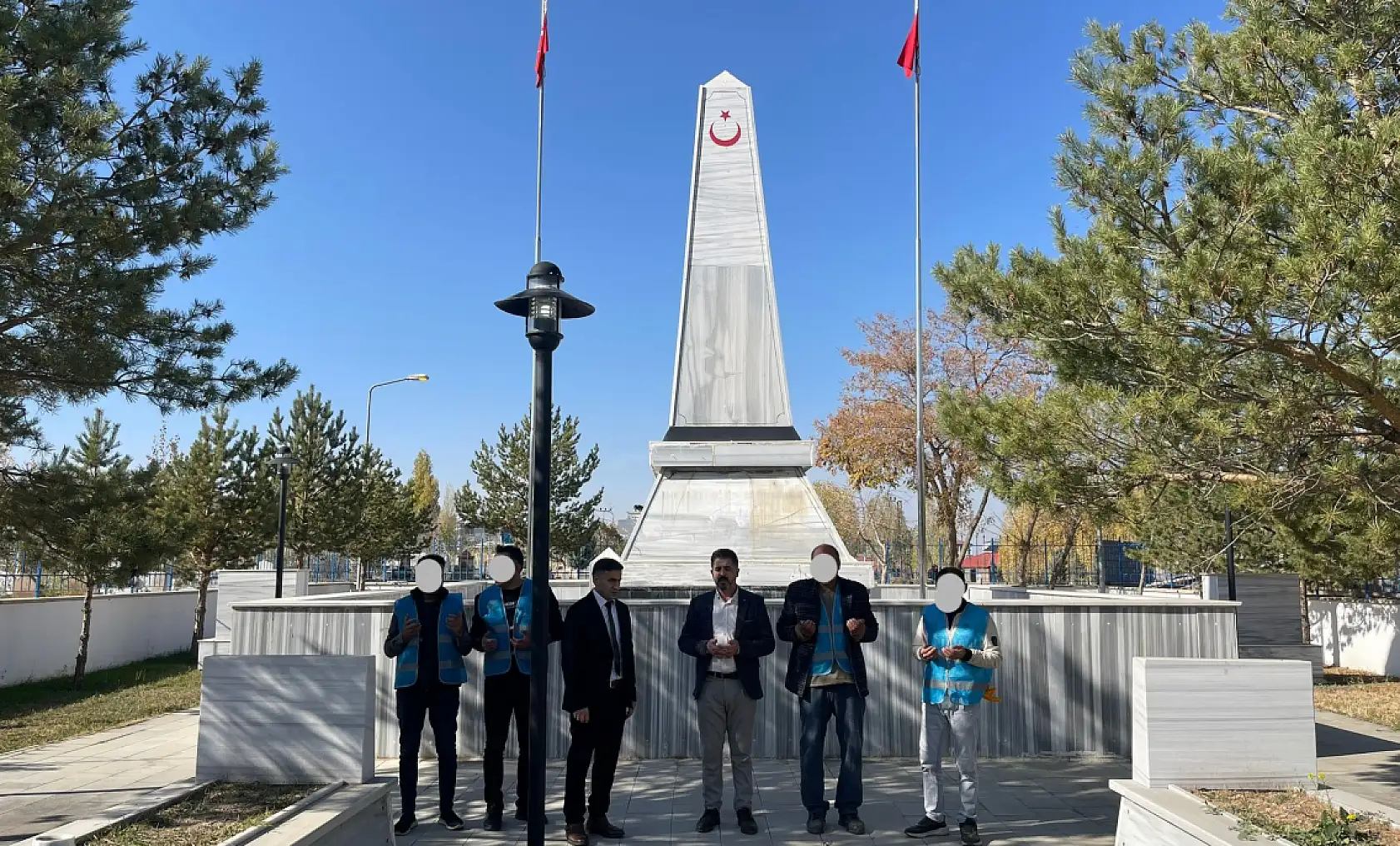 Hükümlüler, Doğubayazıt Şehitliği'nde temizlik çalışması gerçekleştirdi