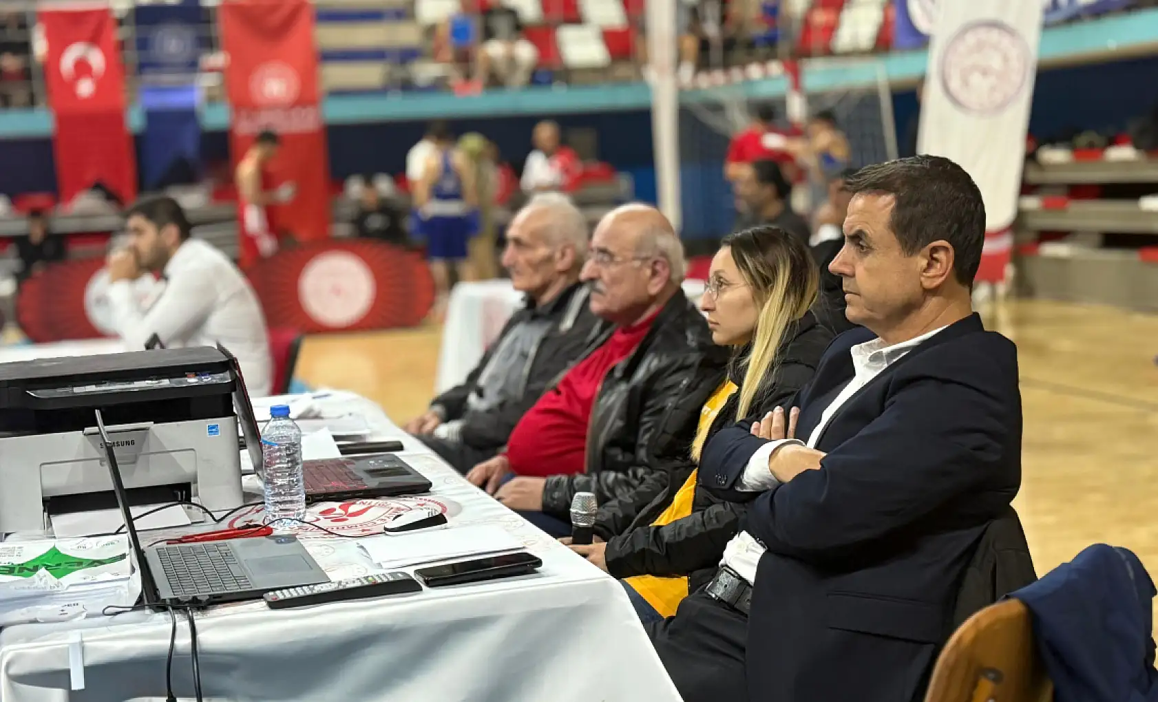 Türkiye'nin genç altın yumrukları Ağrı'da ringe çıktı