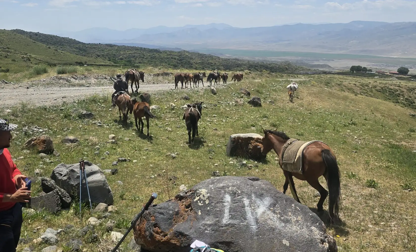 Ağrı Dağı'nın görünmez kahramanları! zirvenin en ağır yükünü onlar taşıyor