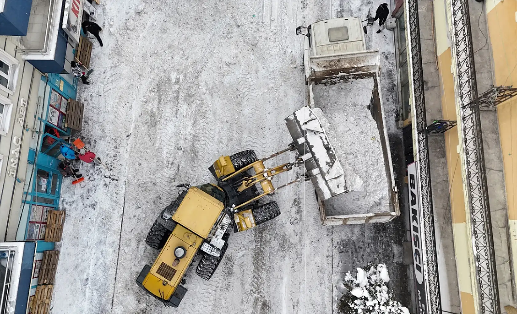 Sarıkamış'ta buz sarkıtlarına belediyeden hızlı çözüm