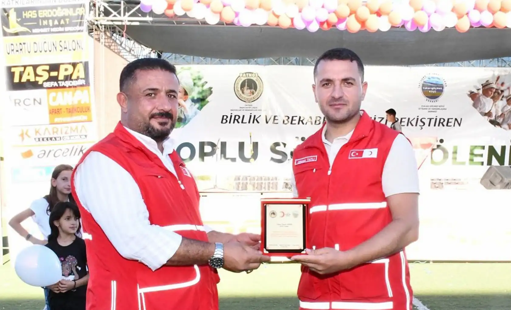 Patnos'ta çocuklar dualarla sünnet edildi, hediyelerle mutlu oldu