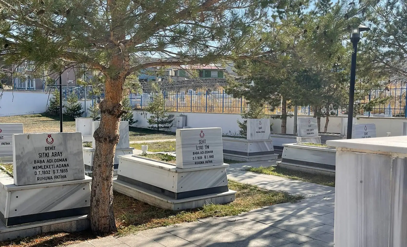 Hükümlüler, Doğubayazıt Şehitliği'nde temizlik çalışması gerçekleştirdi