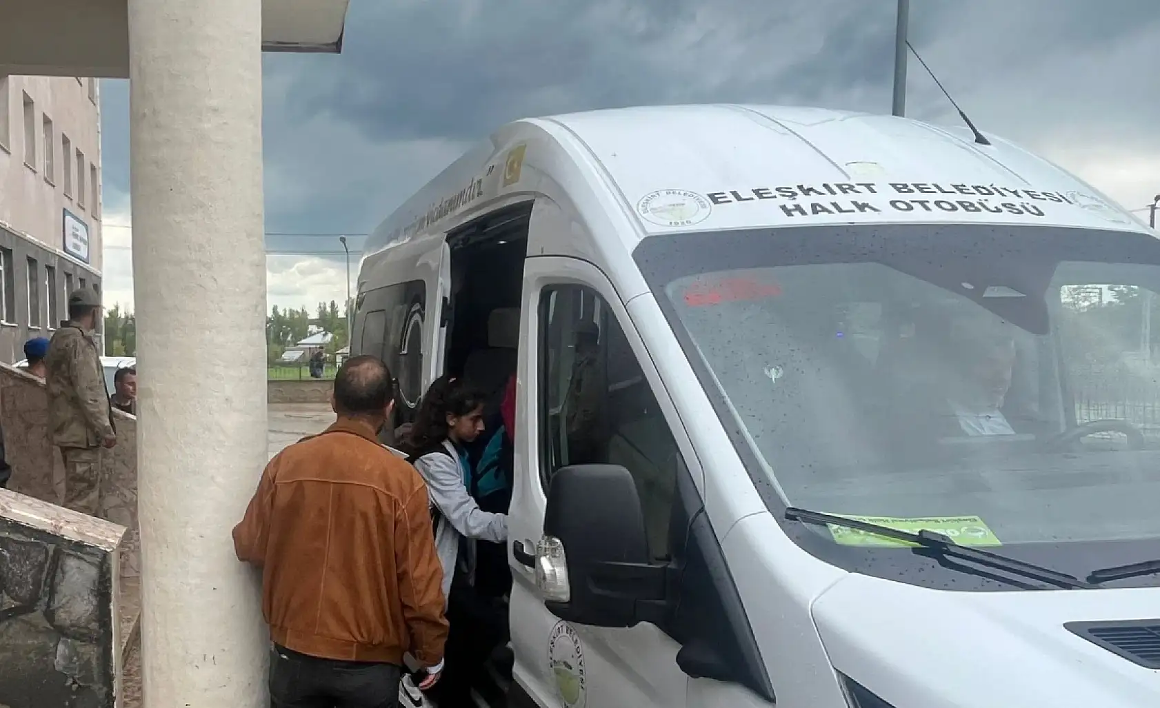 Eleşkirt'te öğrenciler tahliye edildi, ekipler sahaya indi