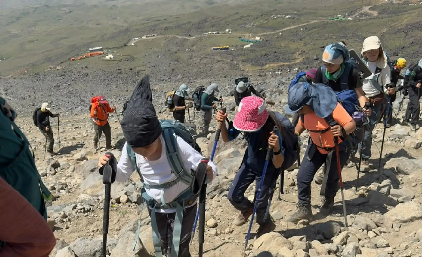 11 Ermeni çocuk Ağrı'da zirve yolunda