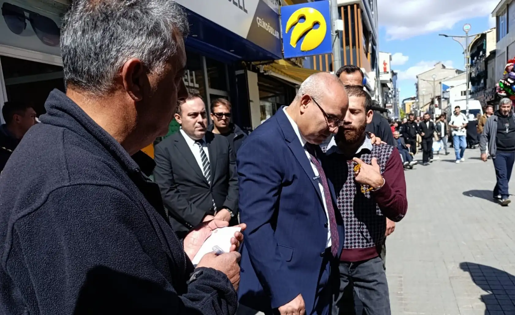 Vali Koç Cumhuriyet Caddesi'nde vatandaşlar ile sohbet etti