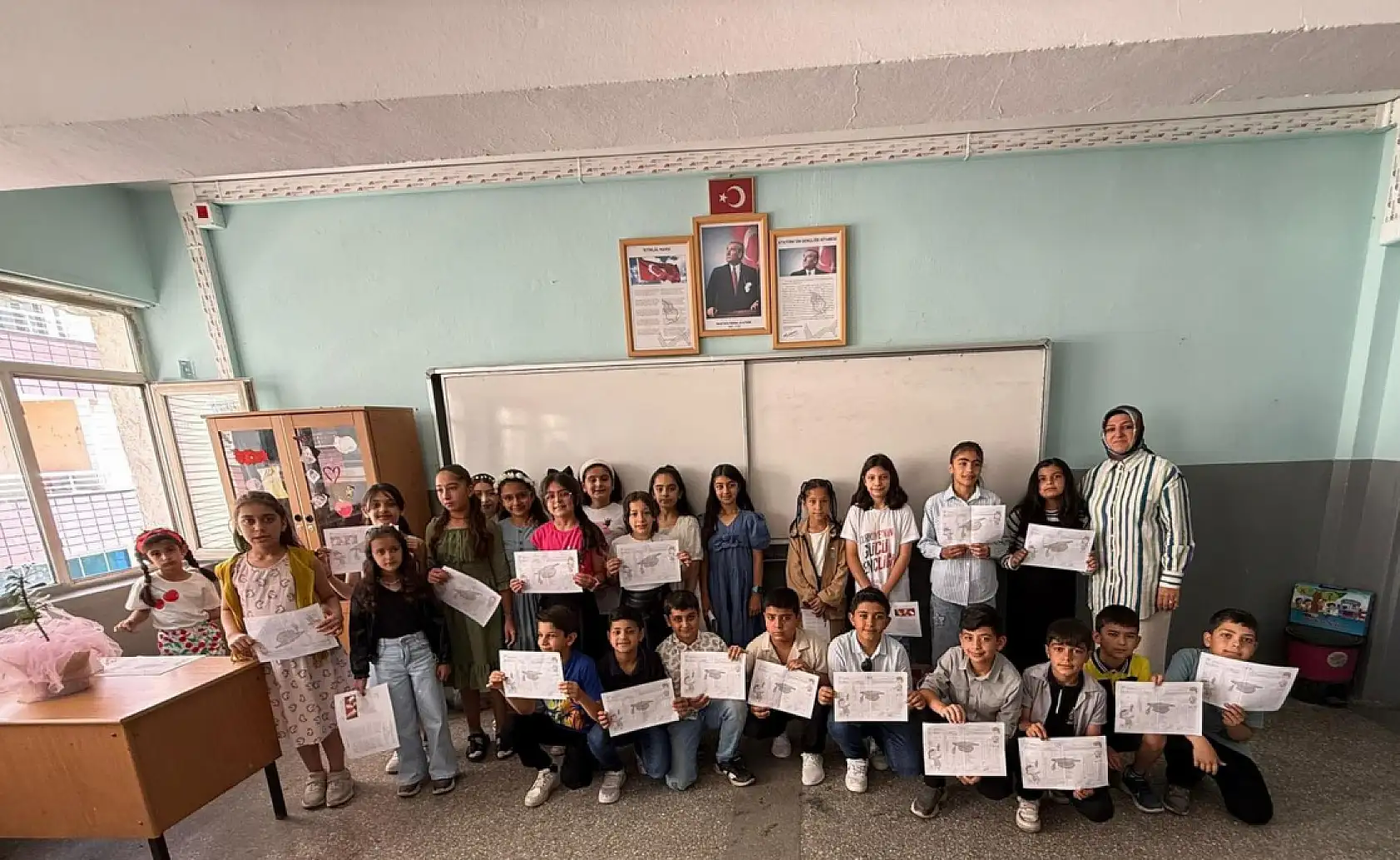 Ağrı'da küçük mezunlar öğretmenlerine sarılarak veda etti