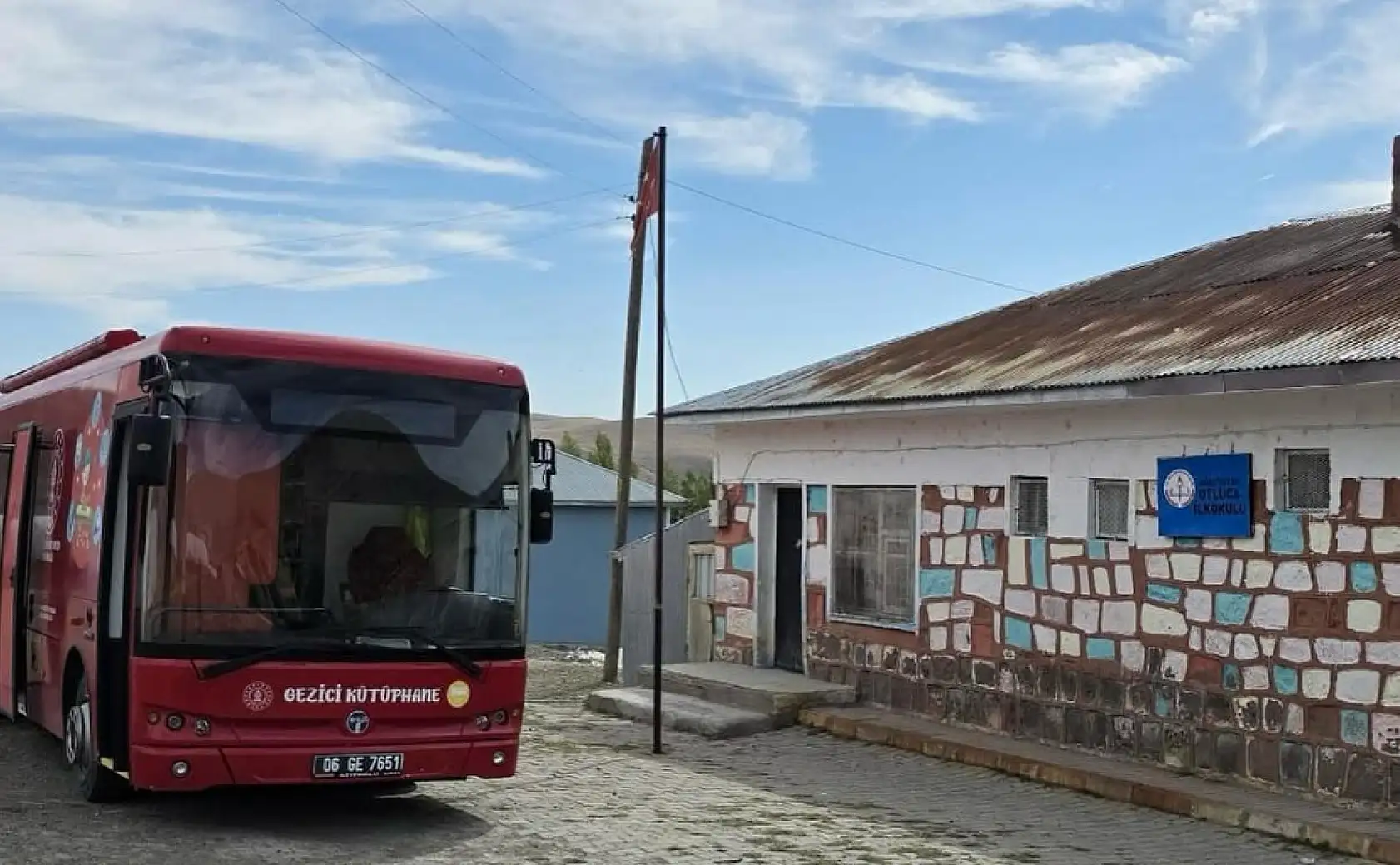 Gezici Kütüphane, Otluca İlkokulu'nda öğrencilerle buluştu