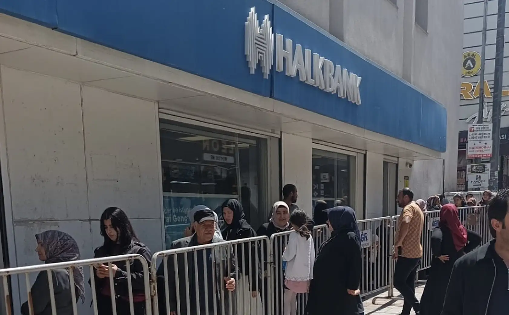 Ağrı Halkbank yoğunluğu azaltmak için hafta sonu da hizmet veriyor