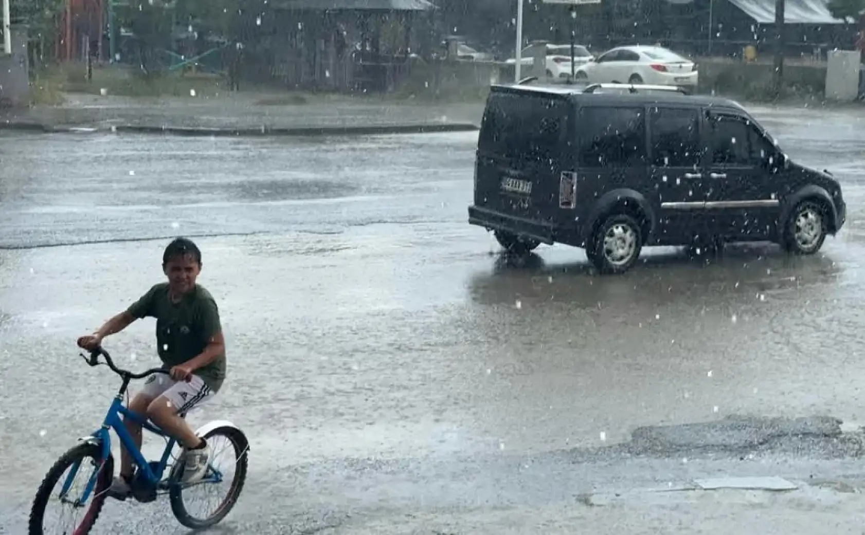 Ani bastıran yağmur Ağrı'ya kısa süreli ferahlık getirdi