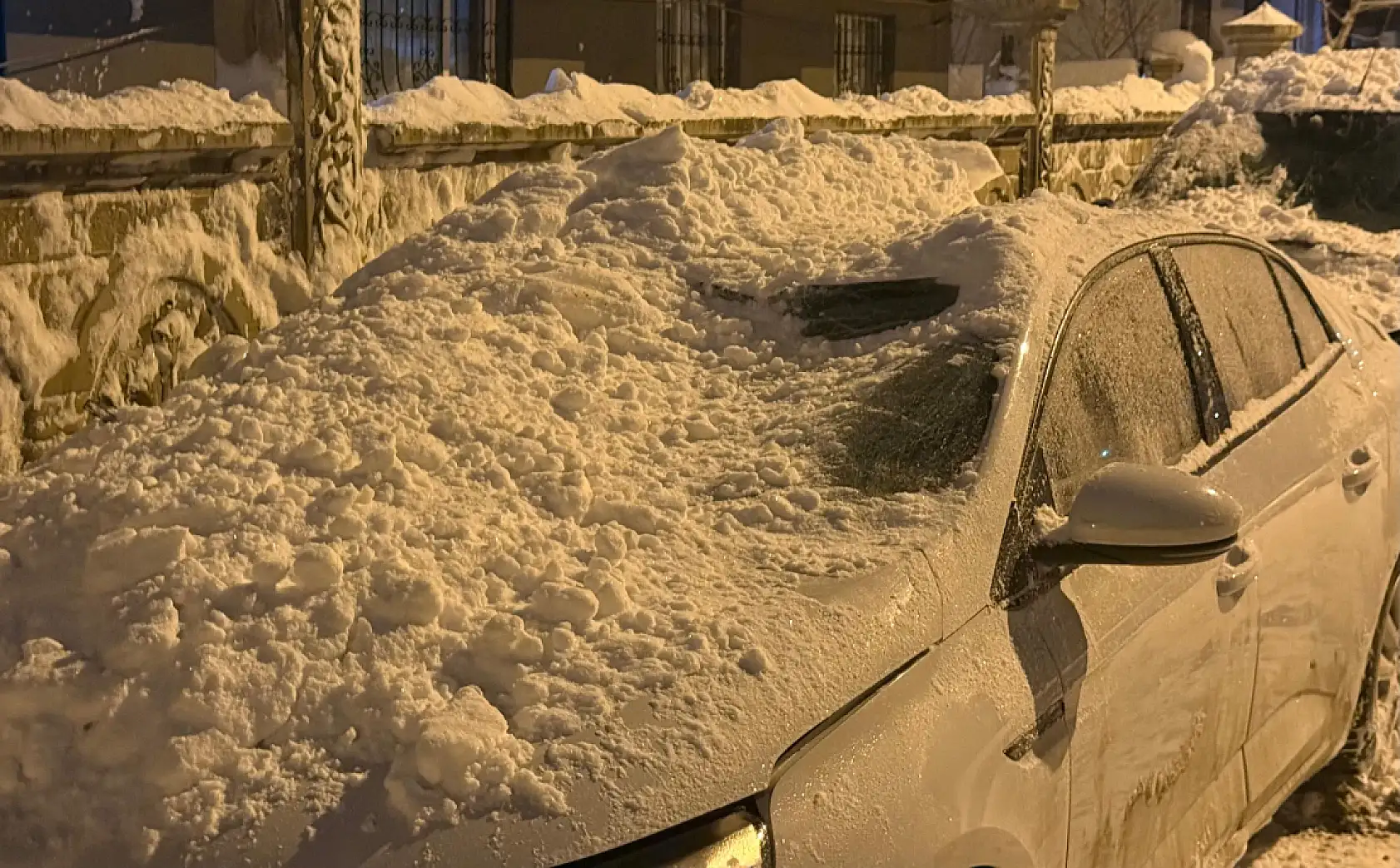 Ağrı'da çatılardan düşen kar araçları vurdu