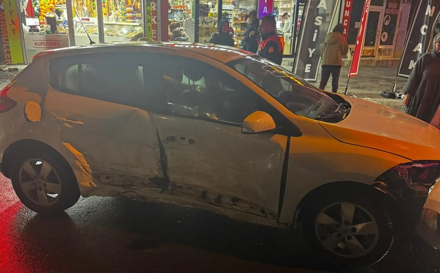 Ağrı şehir merkezinde 3 araç birbirine girdi, sürücü araçta sıkıştı