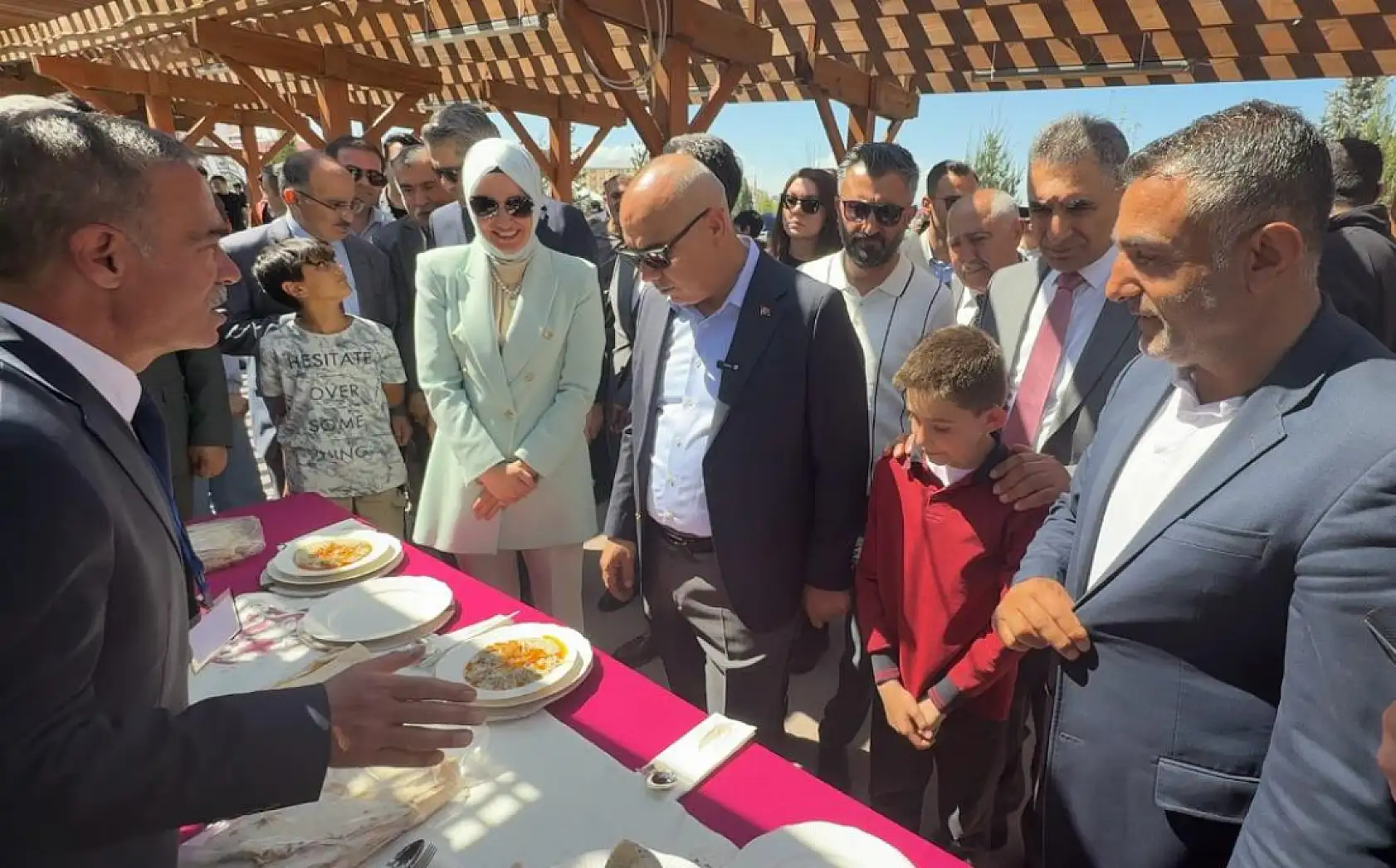 Türk Mutfağı Haftası'nda Ağrı'nın tescilli dönerini Vali Koç kesti