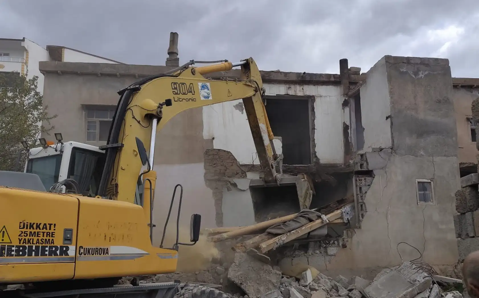 Doğubayazıt'ta 110 yıllık Baba Eren Köşkü zamana yenildi