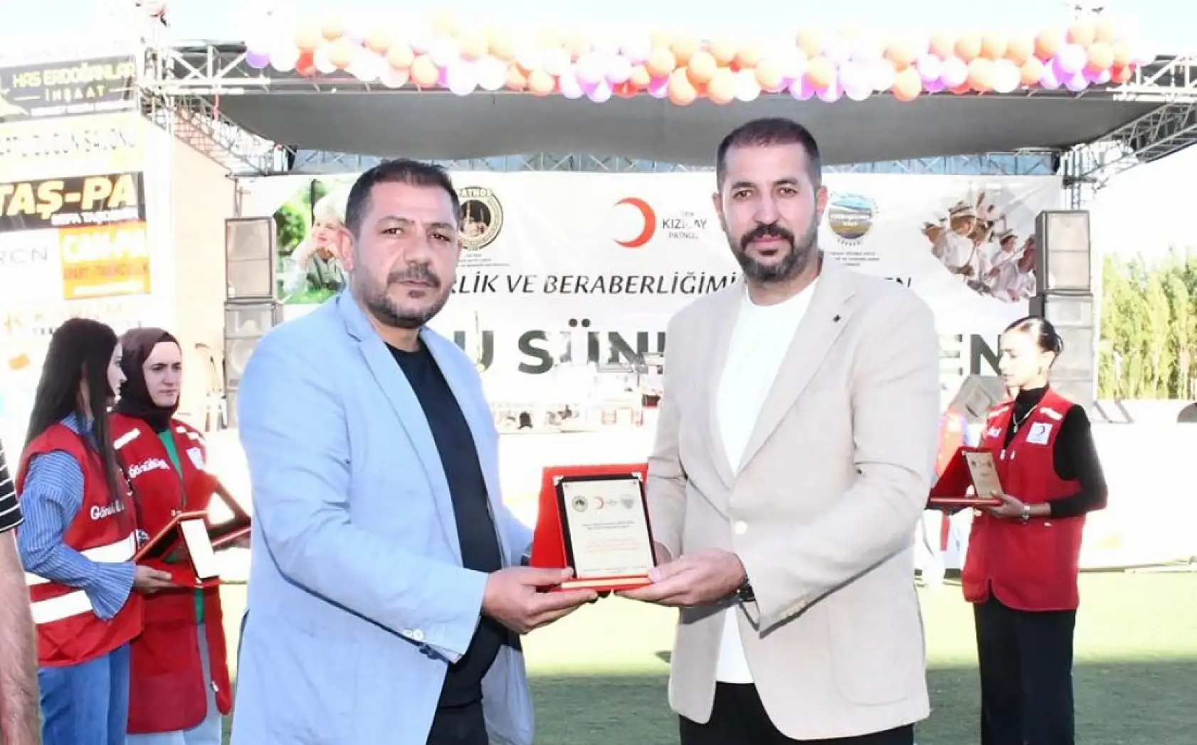 Patnos'ta çocuklar dualarla sünnet edildi, hediyelerle mutlu oldu