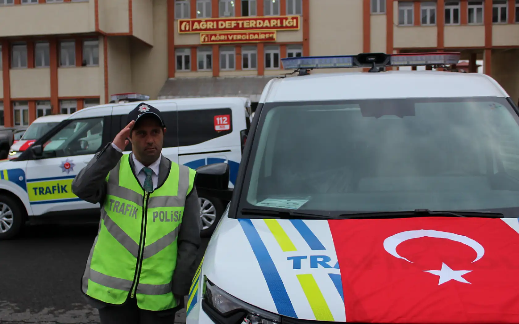 Ağrı'da düzenlenen araç töreninde Emin, trafik polisi yeleğiyle gülümsetti