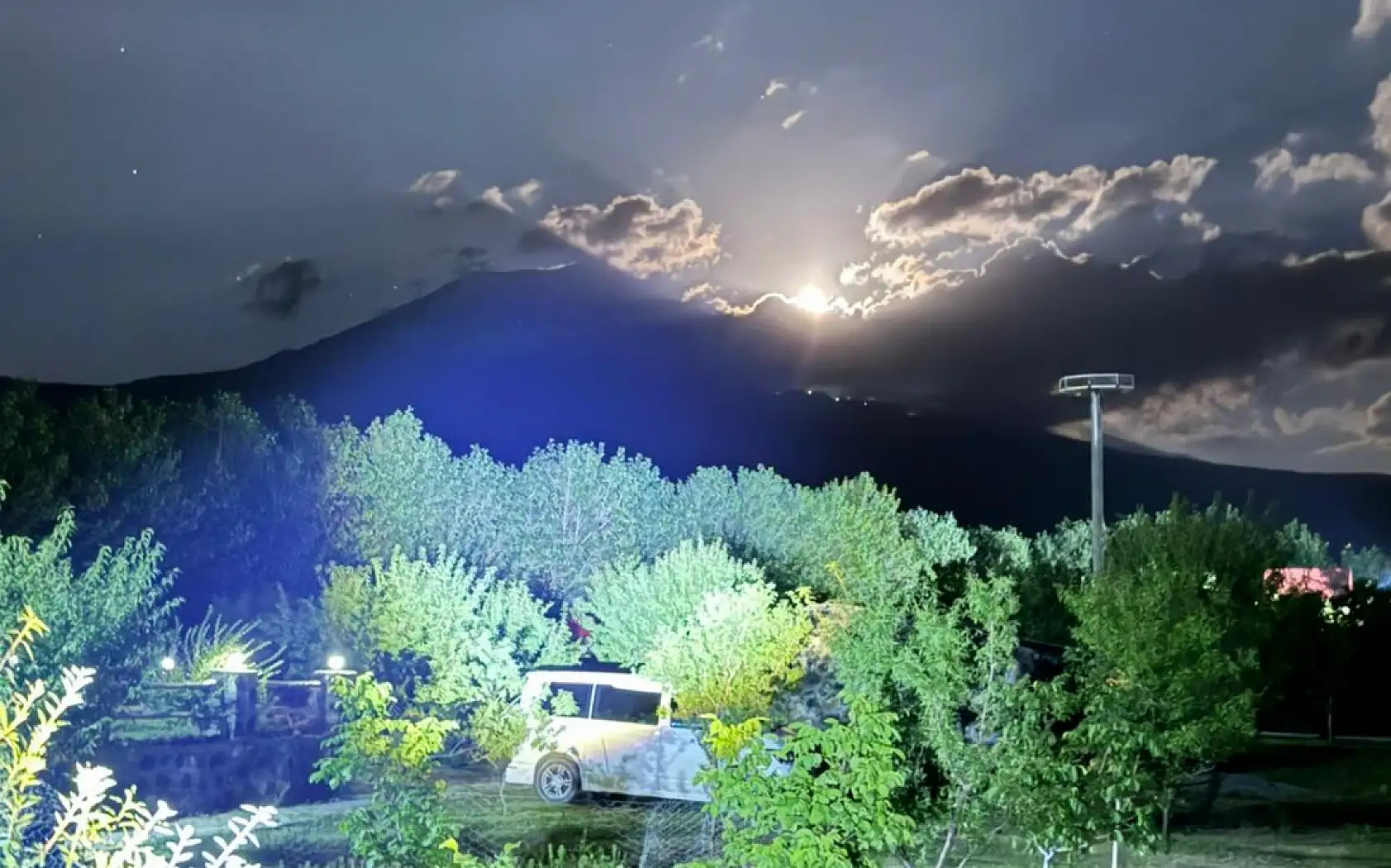 Ağrı Dağı'nın başını bulutlar sardı