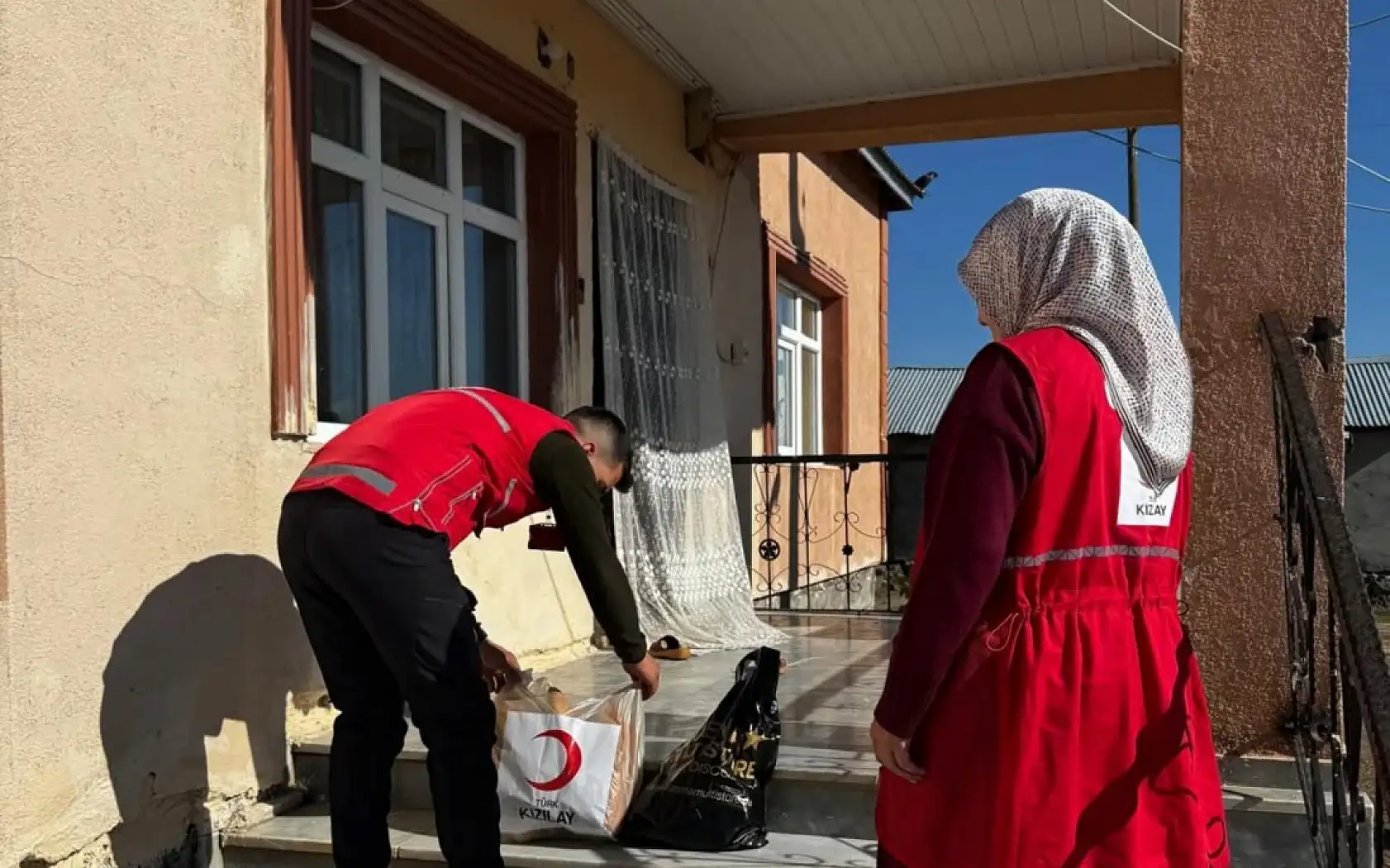 Patnos'ta dayanışma devam ediyor, Kızılay sahada yüzleri güldürüyor