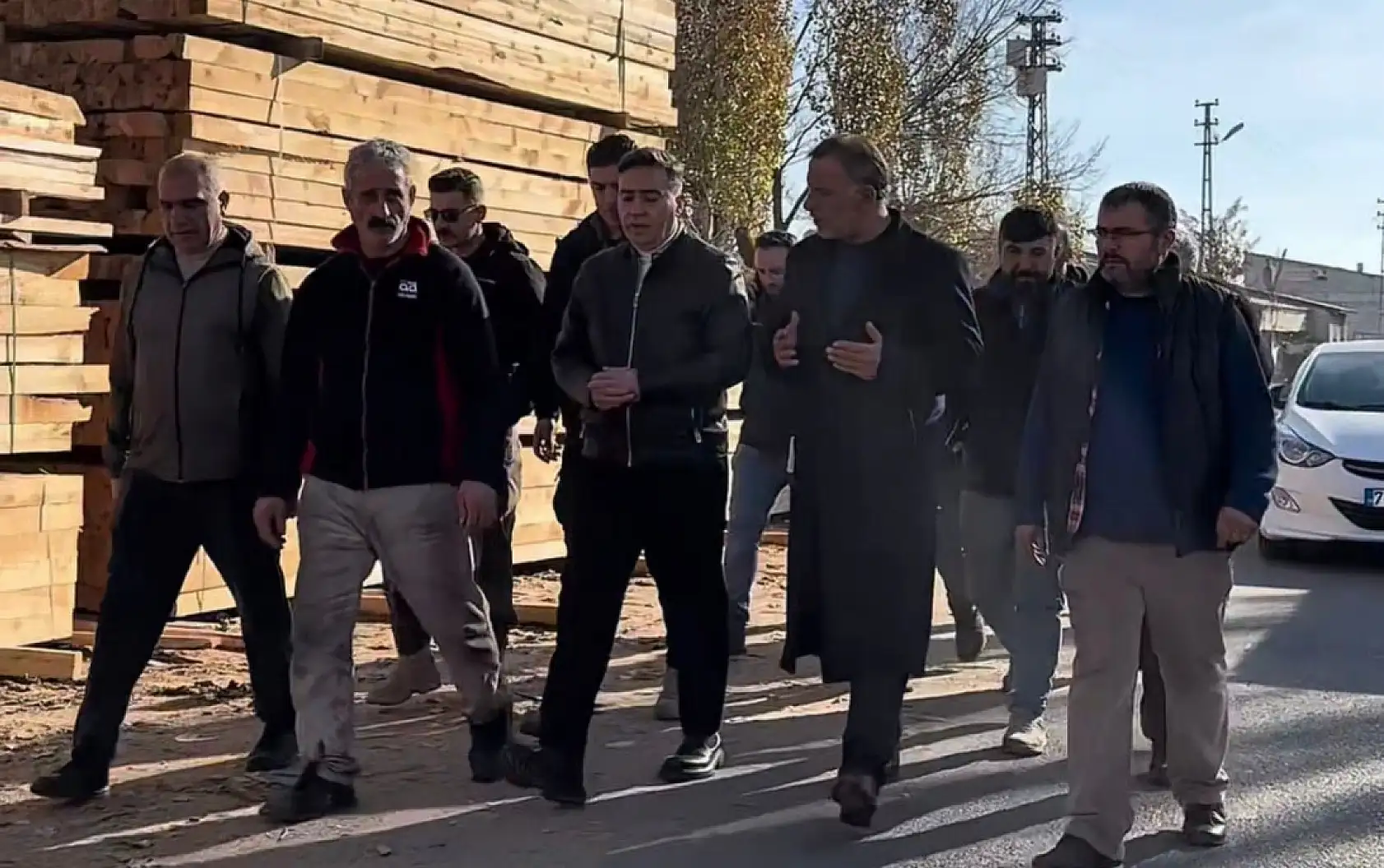 Müdür Önder, pazar mesaisinde oto sanayi esnafıyla buluştu