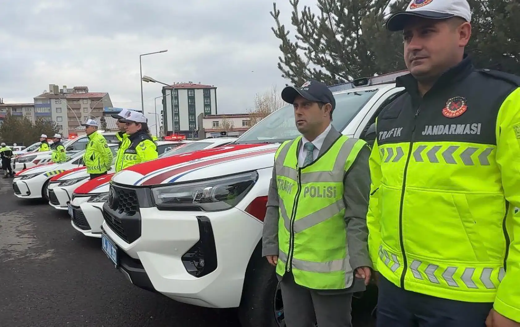 Ağrı'da düzenlenen araç töreninde Emin, trafik polisi yeleğiyle gülümsetti