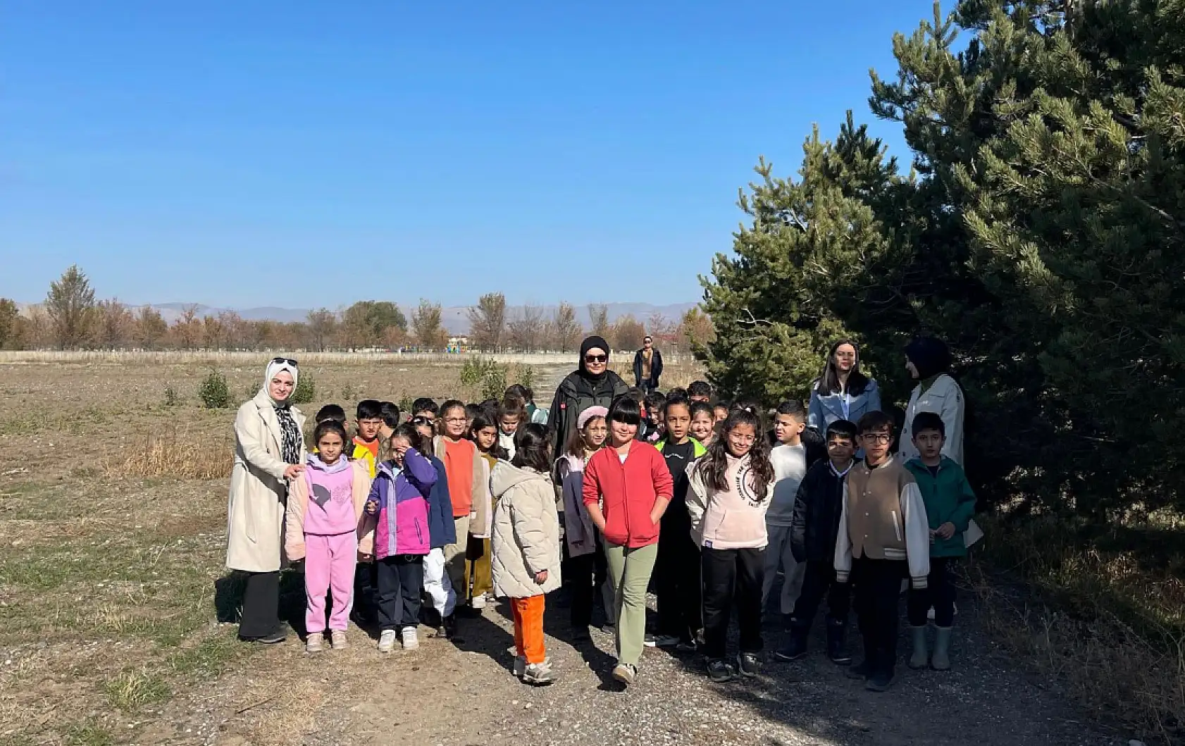 Ağrı Doğa Koleji öğrencileri fidan dikerek çevre sevgisini büyüttü
