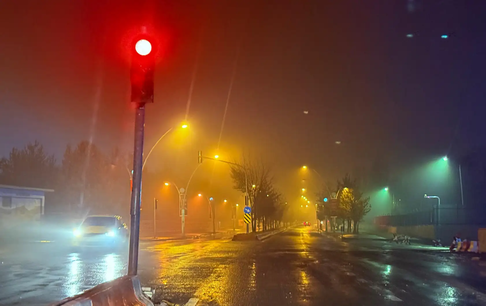 Ağrı'da yağmur sonrası sokaklar boş kaldı, sis etkili oldu