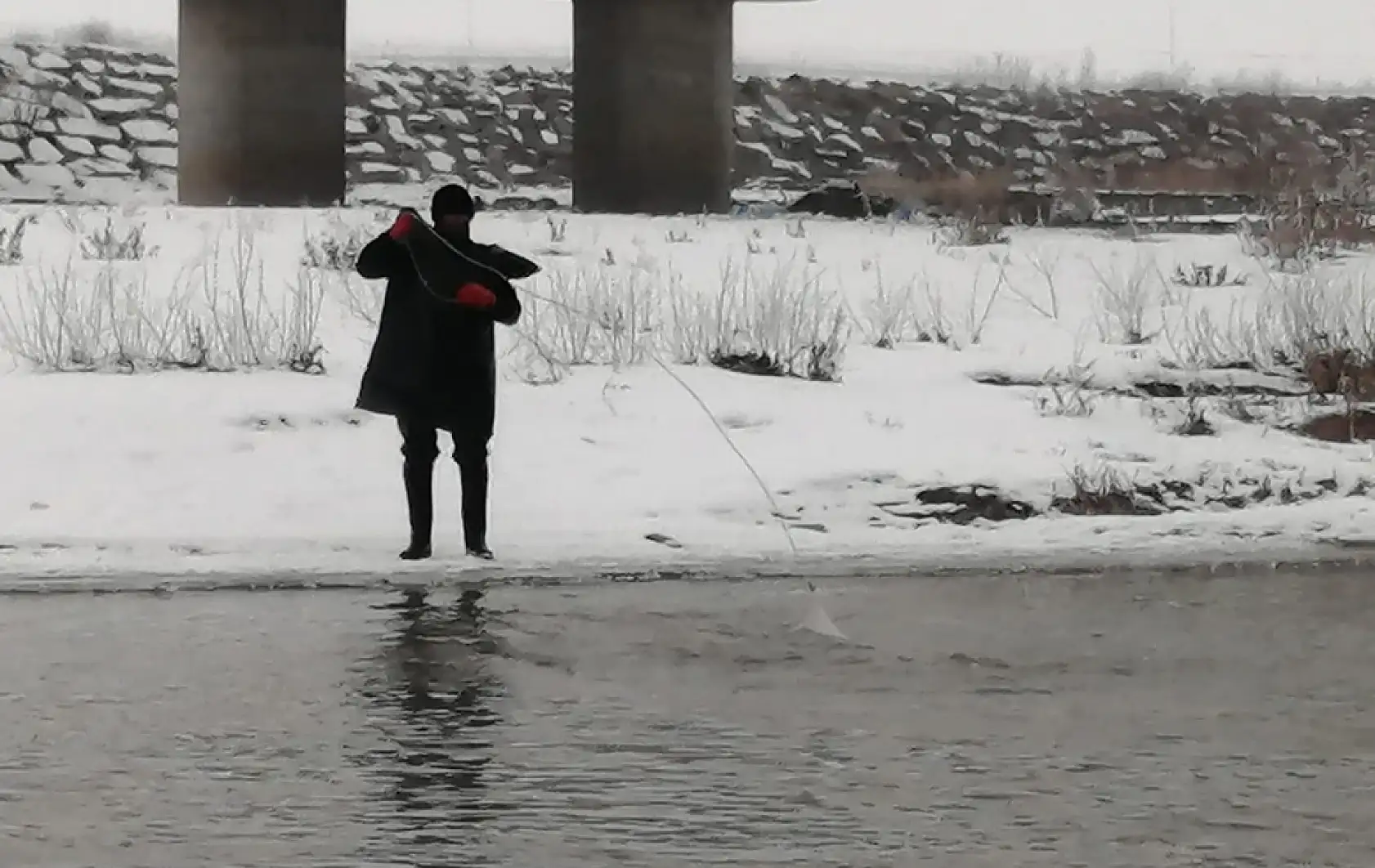 Ağrı Murat Nehri'nde buz üstünde balık avı