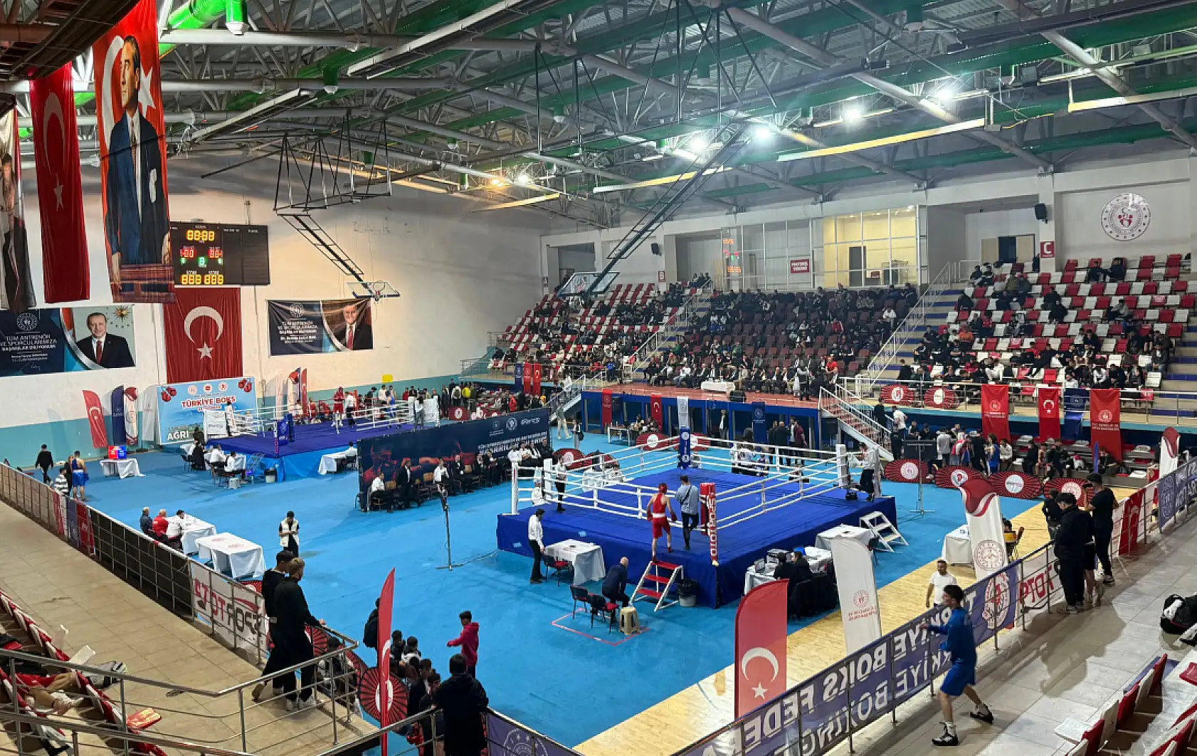 Türkiye'nin genç altın yumrukları Ağrı'da ringe çıktı