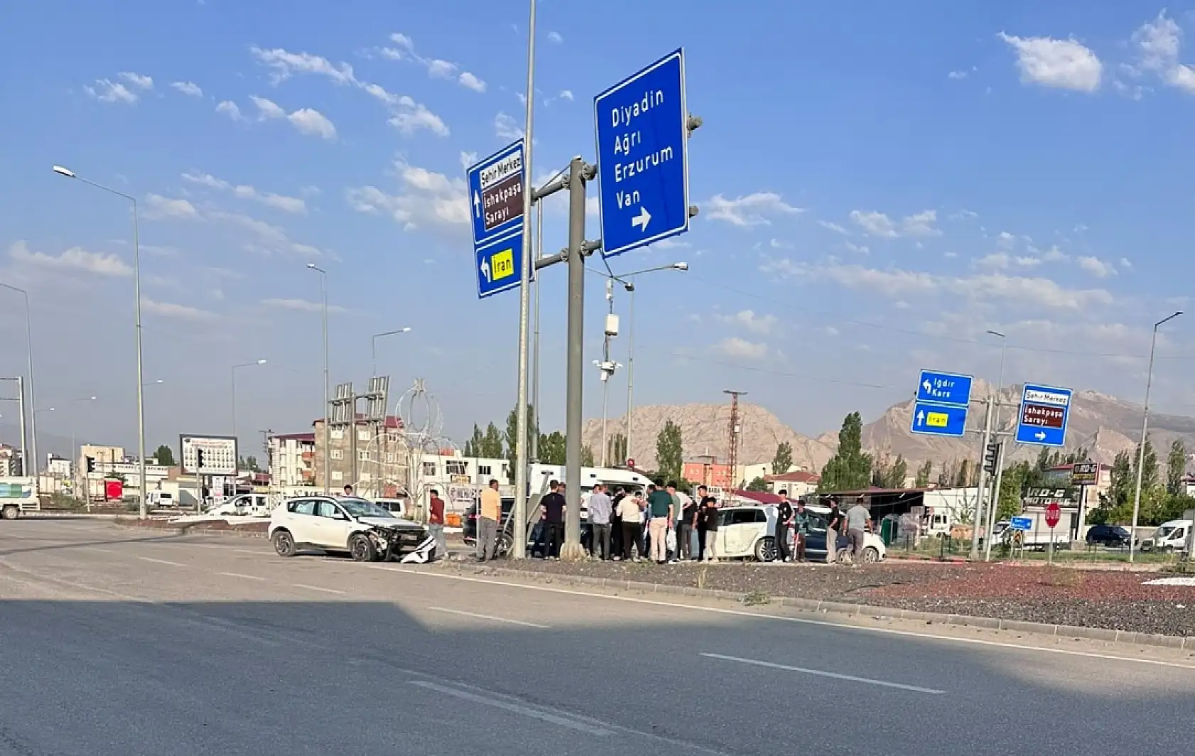 Doğubayazıt'ta kontrolden çıkan otomobil direğe çarptı