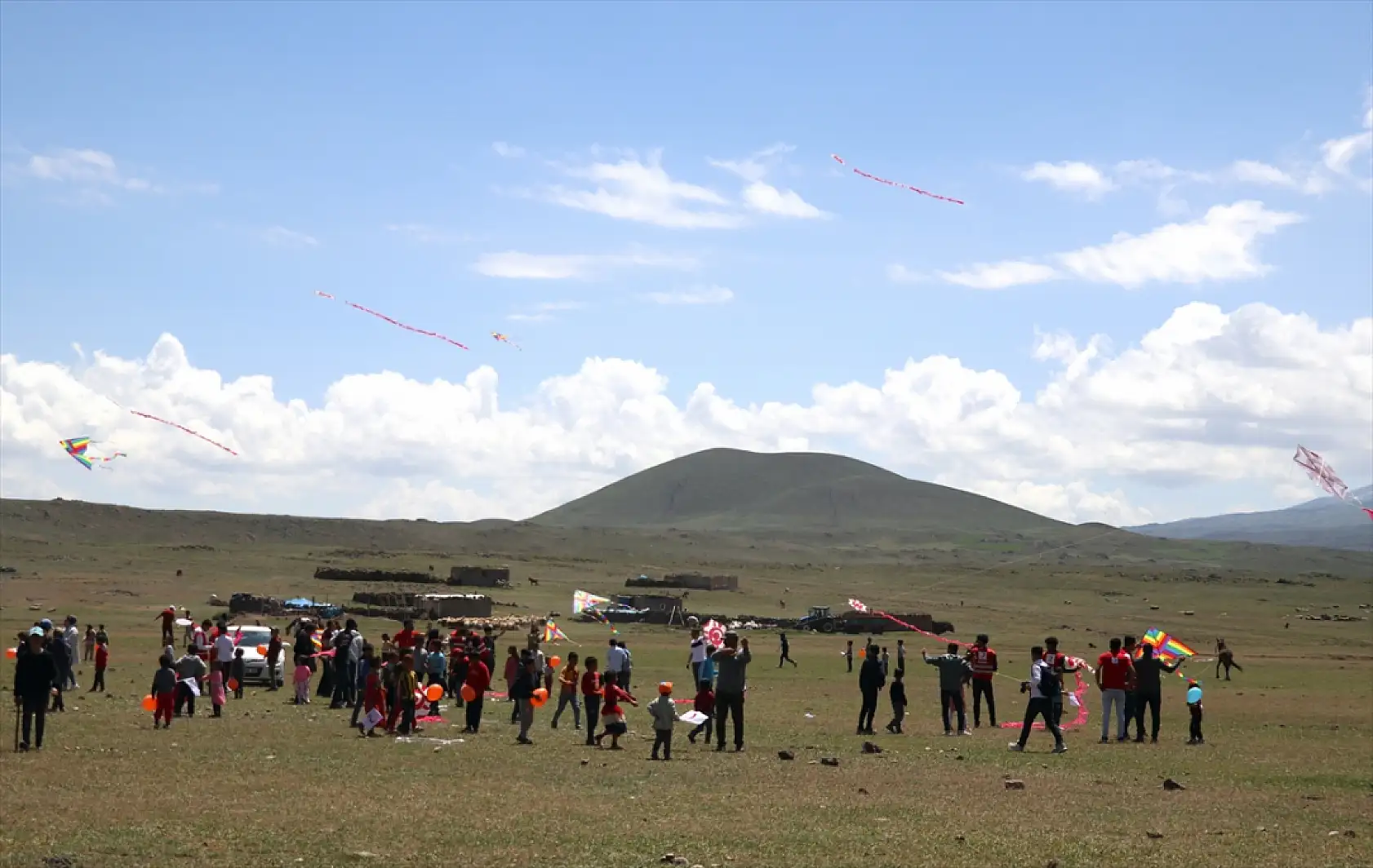 Kızılay Ağrı göçer çocuklara uçurtmalı bayram sevinci yaşattı