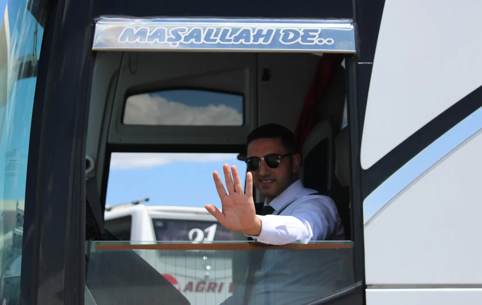 Ağrı otogarında bayram yoğunluğu: Şeker ve güler yüz eksik olmadı