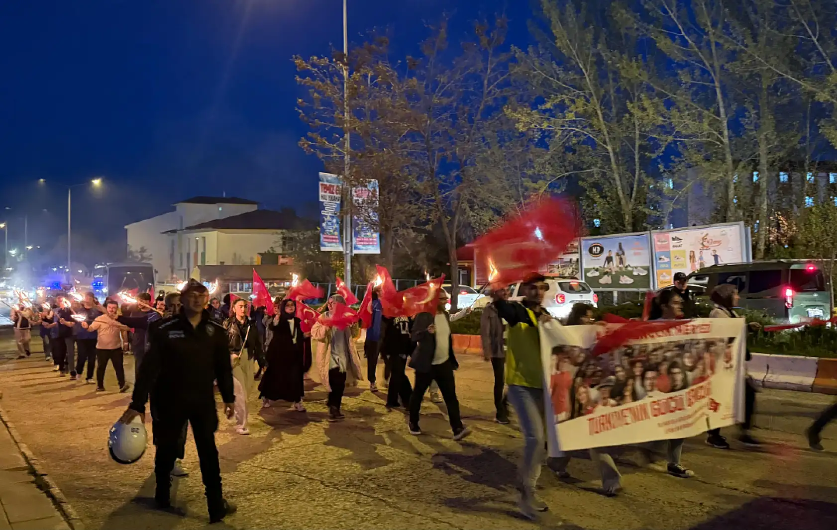 Ağrılı gençler şehri aydınlattı 19 Mayıs coşkusu sokaklara taştı