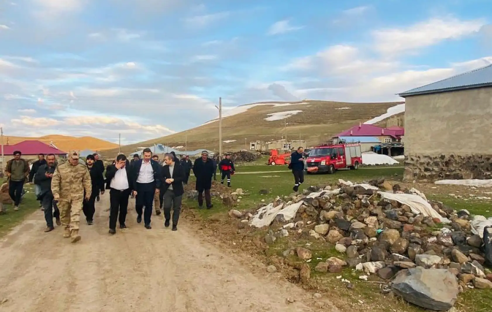 Patnos'ta depremin ardından sahada inceleme