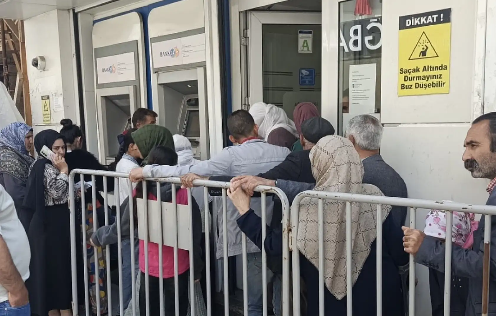 Ağrı Halkbank yoğunluğu azaltmak için hafta sonu da hizmet veriyor