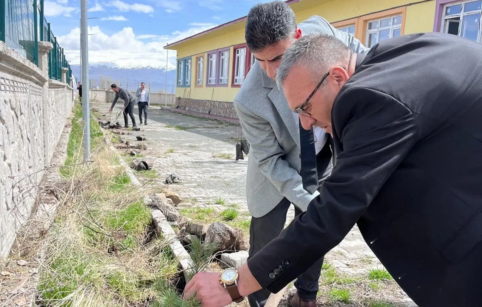 Doğubayazıt'ta 'Geleceğe Nefes' etkinliğinde okul bahçelerine 100 fidan dikildi