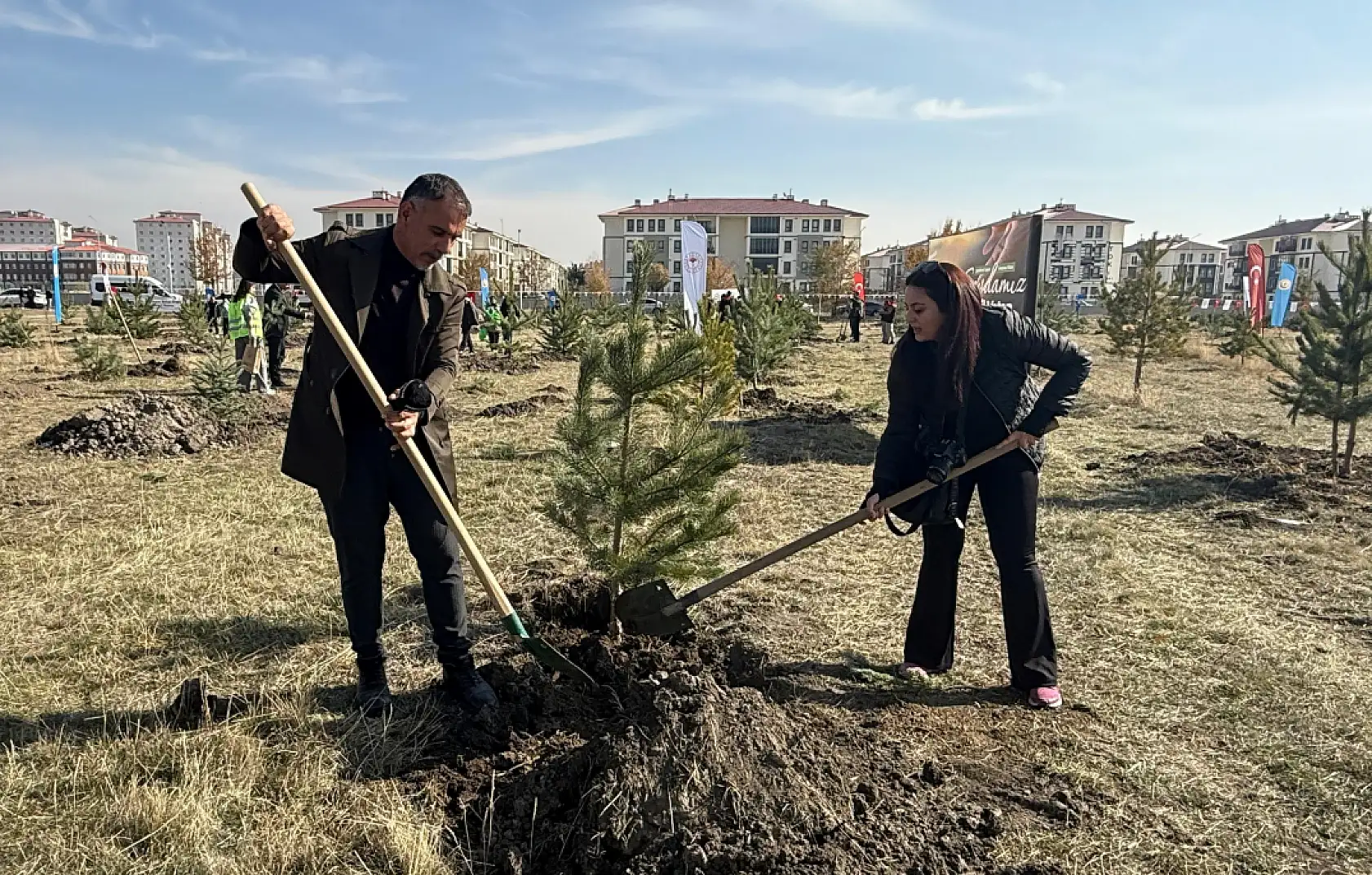 Ağrı Valisi Koç ve basın el ele fidan dikti