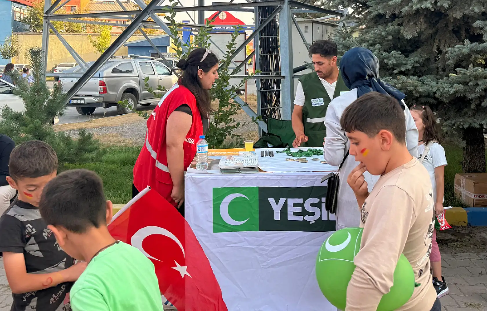 Ağrı'da çocuklar ve aileler Yeşilay standında hem öğrendi hem eğlendi