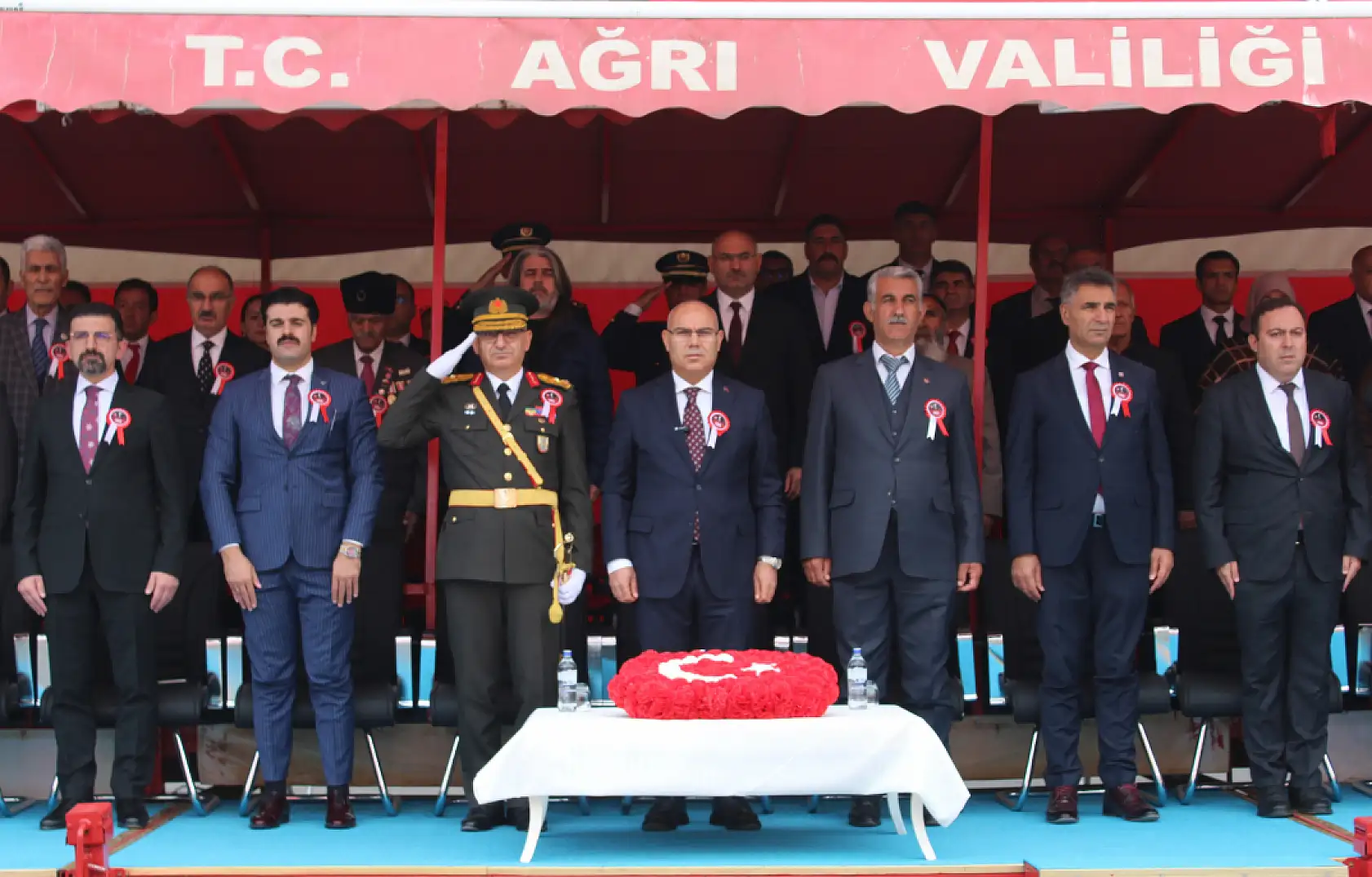 Cumhuriyet'in ışığı Ağrı'da parladı, 102.yıl gururu tüm şehri sardı