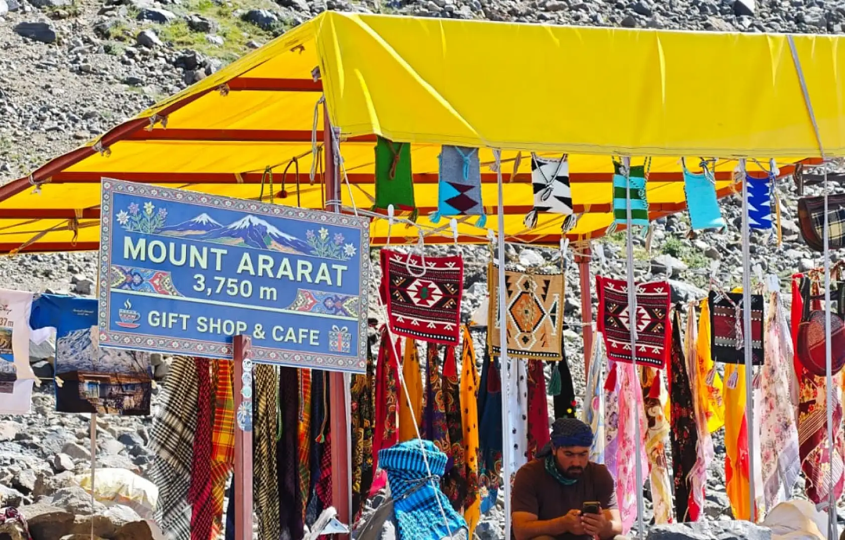 Dağın başında iş yeri açtılar! Ağrı Dağı'nın 3 bin 750 metresinde alışveriş