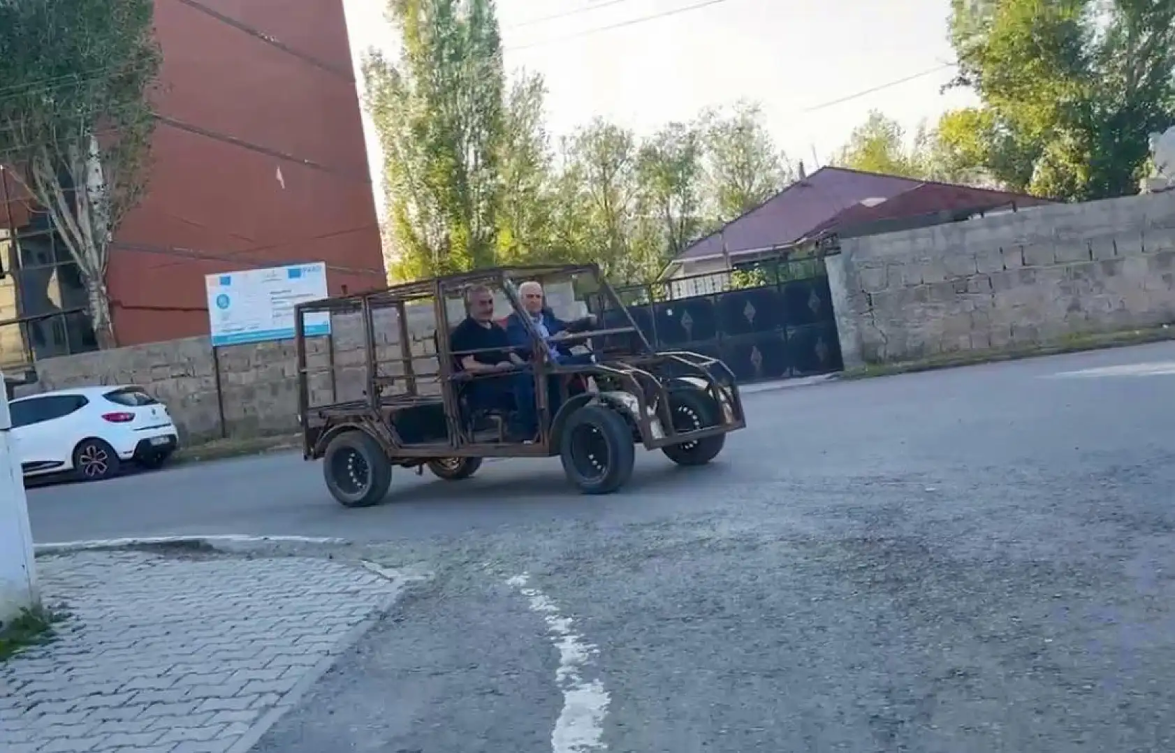 Eleşkirtli esnaf kendi imkânlarıyla araç yaptı, başkanla ilçe turu attı