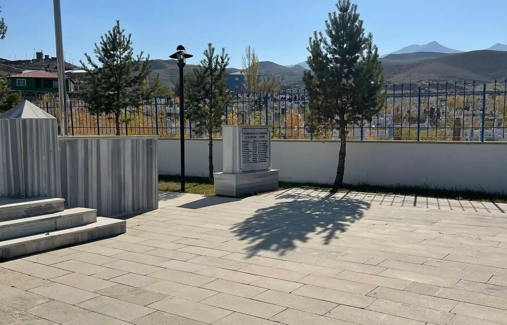 Hükümlüler, Doğubayazıt Şehitliği'nde temizlik çalışması gerçekleştirdi